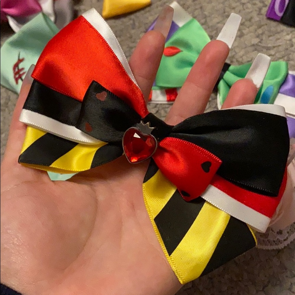 Queen of hearts bow
